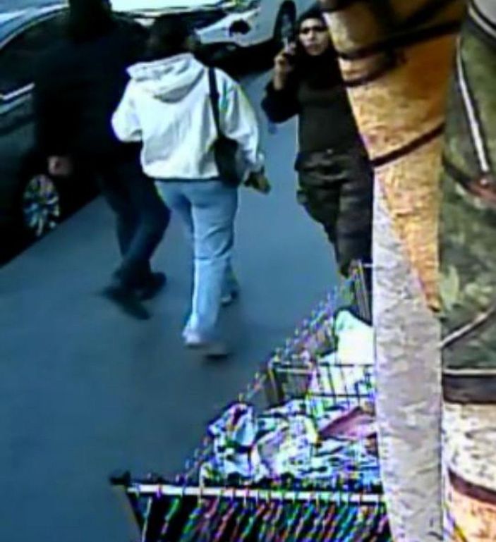 Taksim'e bombayı bırakan kadının Esenler'de telefonla konuşarak ilerleyişi kamerada -1