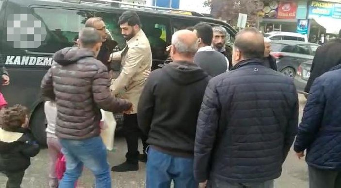 Elazığ’da sürücü ile yolcu arasındaki yumruklu kavga kameraya yansıdı -6