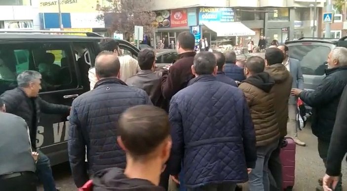 Elazığ’da sürücü ile yolcu arasındaki yumruklu kavga kameraya yansıdı -2