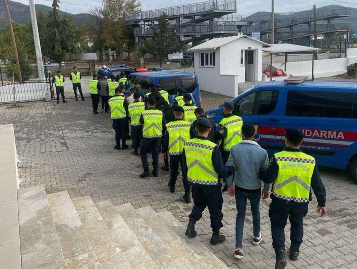 Fethiye'de 58 kaçak göçmen yakalandı, 10 organizatör tutuklandı -1