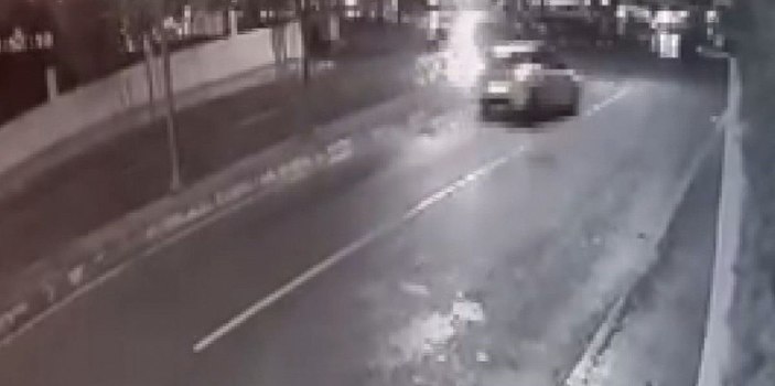 Pendik'te otomobilin çarptığı yaya öldü; kaza güvenlik kamerasına yansıdı -2