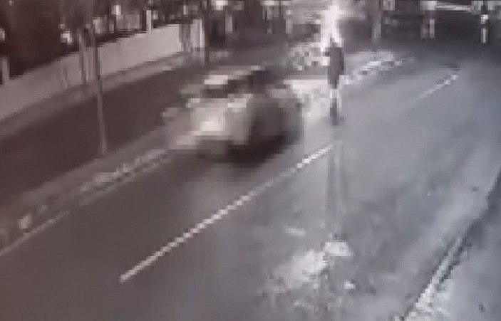 Pendik'te otomobilin çarptığı yaya öldü; kaza güvenlik kamerasına yansıdı -1
