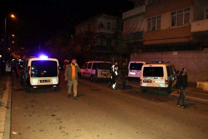 3 polis ile 1 bekçiyi bıçaklayan saldırgan hastanede öldü -1