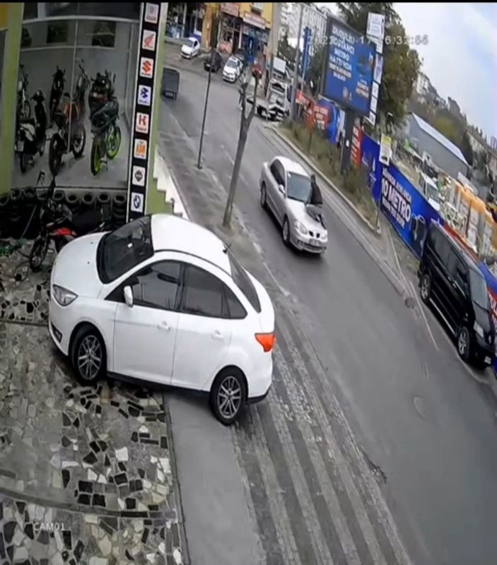d Ümraniye'de kaçan sürücüyü kaputa çıkarak durdurmaya çalıştı -1