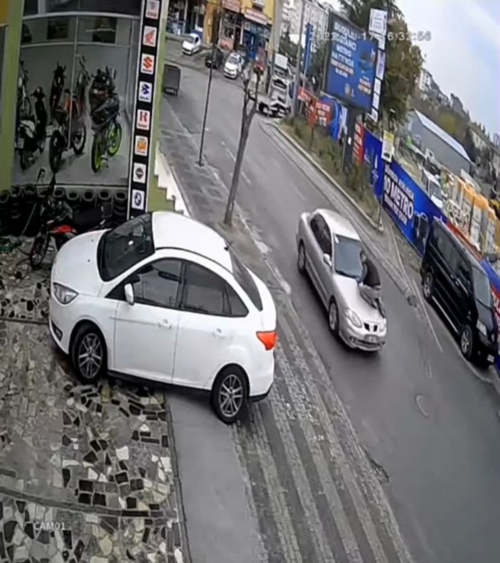 Ümraniye'de kaçan sürücüyü kaputa çıkarak durdurmaya çalıştı -4