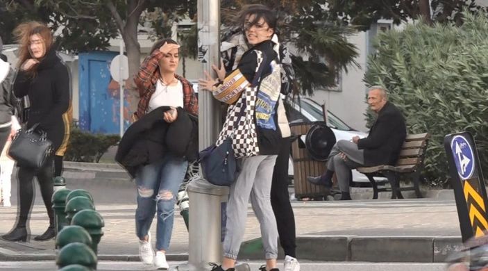 Lodosta sürüklenen standı koşup yakaladı; o anlar kamerada -3