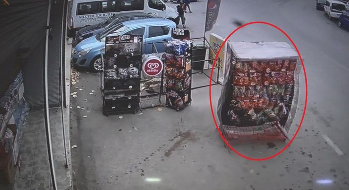 Lodosta sürüklenen standı koşup yakaladı; o anlar kamerada -2