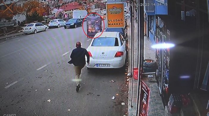 Lodosta sürüklenen standı koşup yakaladı; o anlar kamerada -1