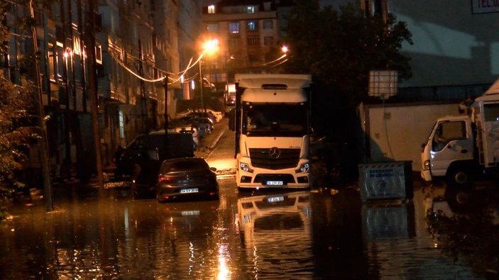 Esenyurt'ta yağışla birlikte cadde ve sokakları su bastı, araçlar yolda kaldı -1