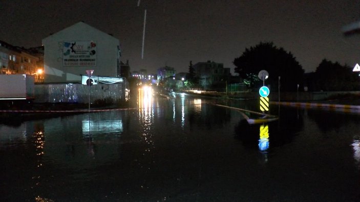 Esenyurt'ta yağışla birlikte cadde ve sokakları su bastı, araçlar yolda kaldı -3