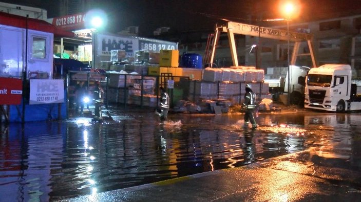 Esenyurt'ta yağışla birlikte cadde ve sokakları su bastı, araçlar yolda kaldı -5