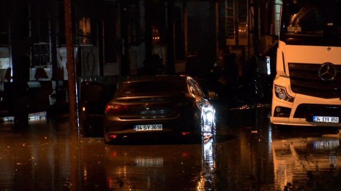 Esenyurt'ta yağışla birlikte cadde ve sokakları su bastı, araçlar yolda kaldı -4