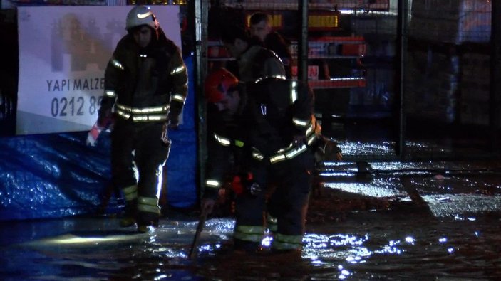 Esenyurt'ta yağışla birlikte cadde ve sokakları su bastı, araçlar yolda kaldı -6