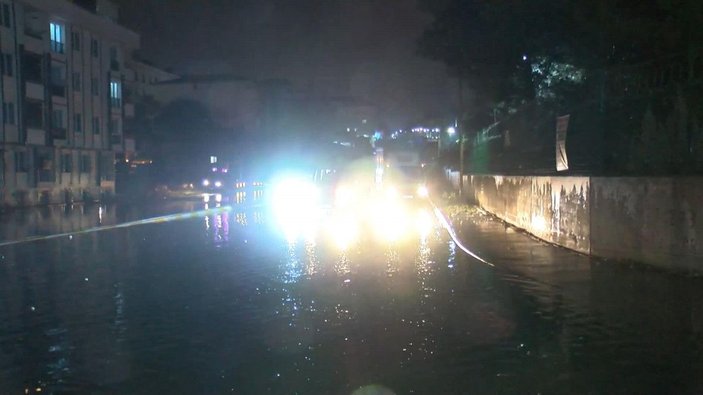 Esenyurt'ta yağışla birlikte cadde ve sokakları su bastı, araçlar yolda kaldı -8