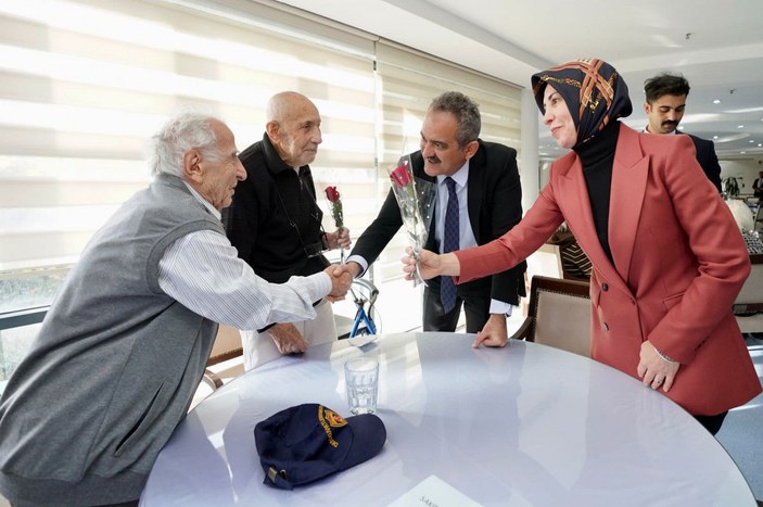Bakan Özer, emekli öğretmenleri huzurevinde ziyaret etti -4