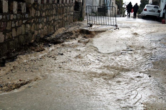 Kuşadası'nda sağanak; yollar dereye döndü, çukurlar oluştu -1