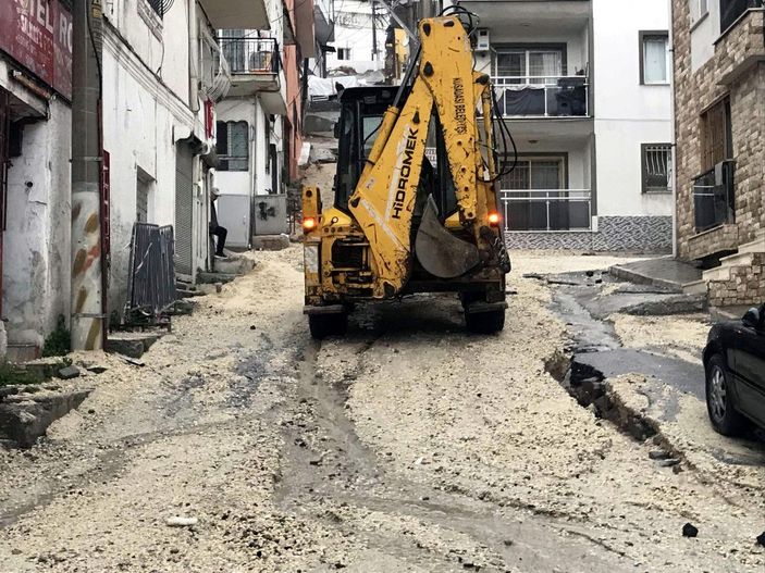 Kuşadası'nda sağanak; yollar dereye döndü, çukurlar oluştu -5