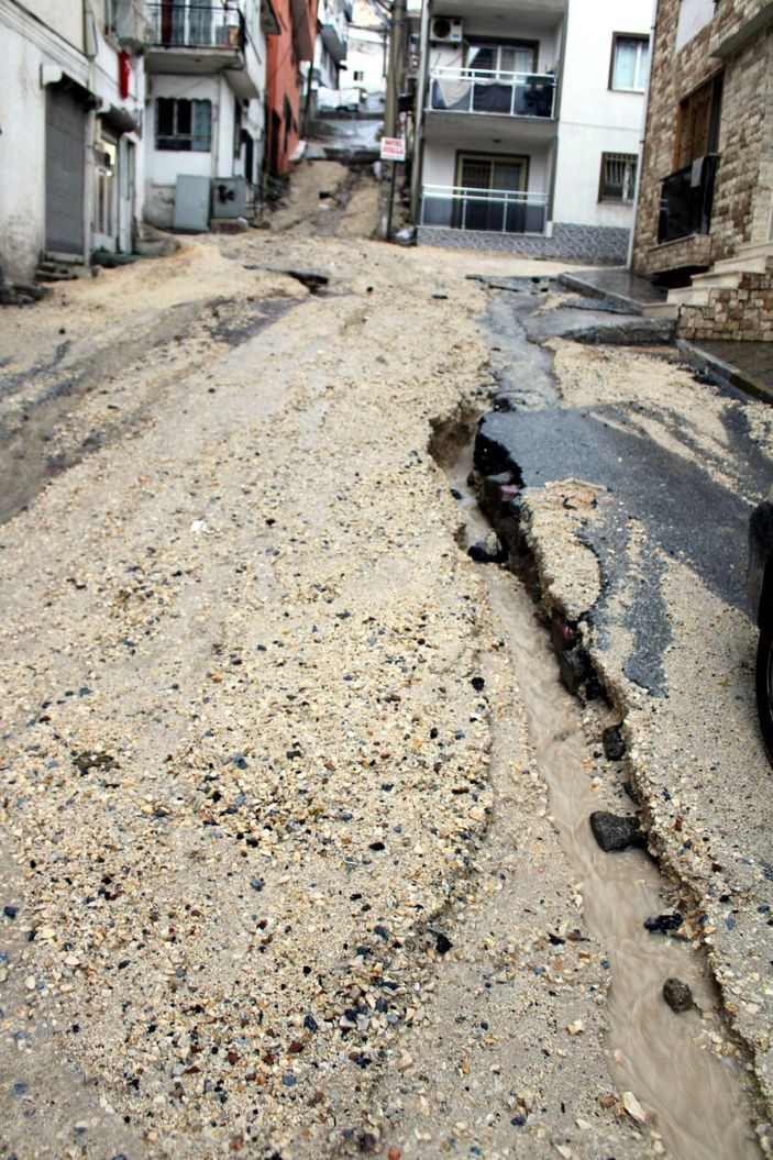 Kuşadası'nda sağanak; yollar dereye döndü, çukurlar oluştu -2