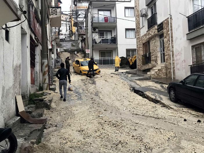Kuşadası'nda sağanak; yollar dereye döndü, çukurlar oluştu -4