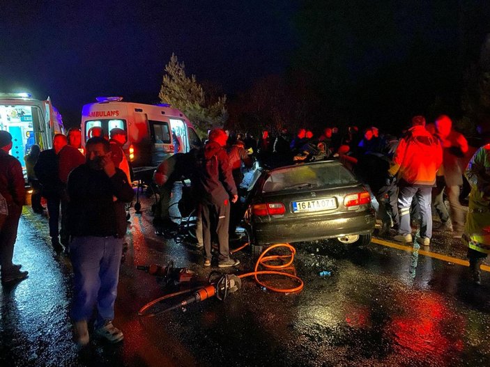 Bursa'da şerit ihlali yapan otomobil kazaya neden oldu: 1 ölü 5 yaralı