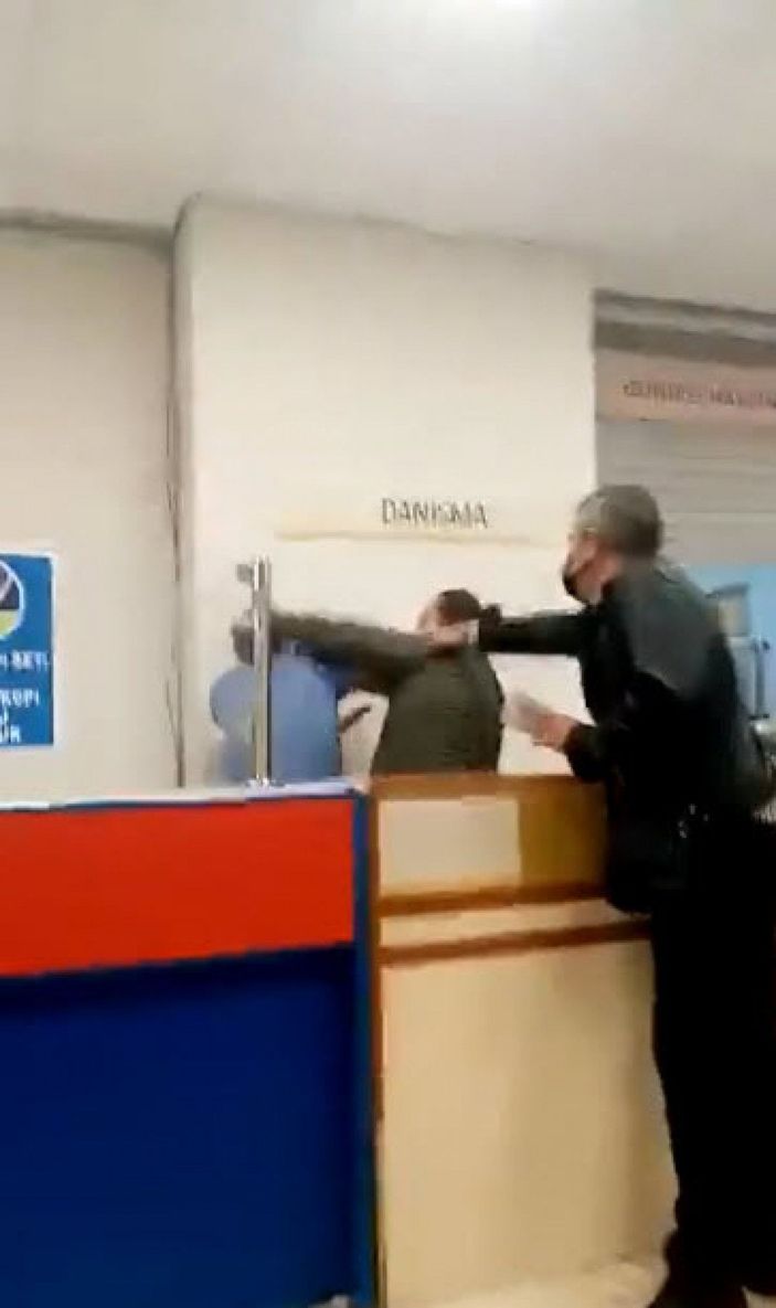 Hastane görevlilerine saldırı anı kameralarda -1