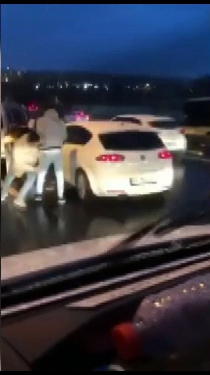 Bakırköy'de trafikte tartıştıkları sürücüye saldırdılar -1