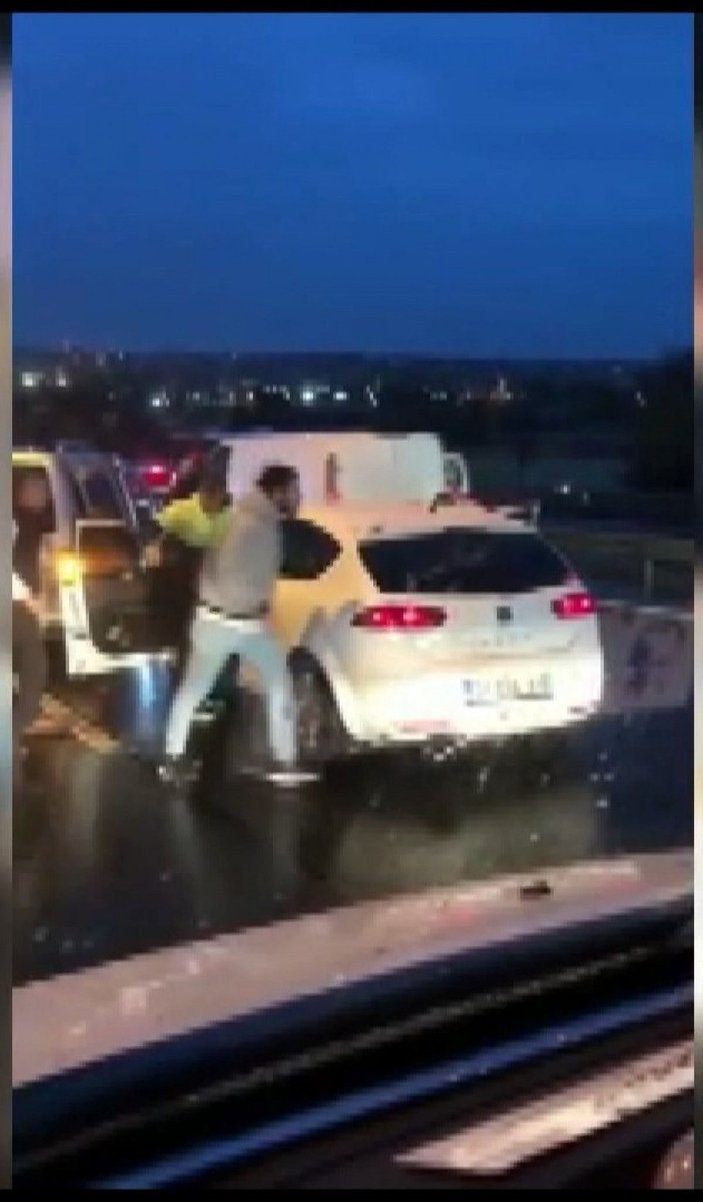 Bakırköy'de trafikte tartıştıkları sürücüye saldırdılar -3