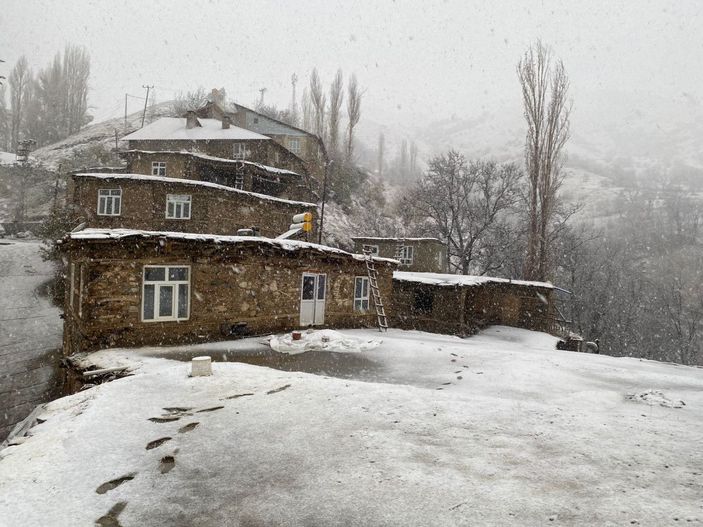Bahçesaray'ın yükseklerinde kar kalınlığı 20 santimi buldu -1