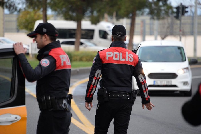 Diyarbakır’da durdurulan otomobilde üzerinde kopya düzeneğiyle yakalandı -8