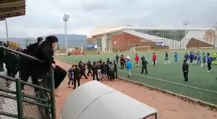 Amatör maçta sahaya atılan davul tokmağı, polisin yüzüne isabet etti -4