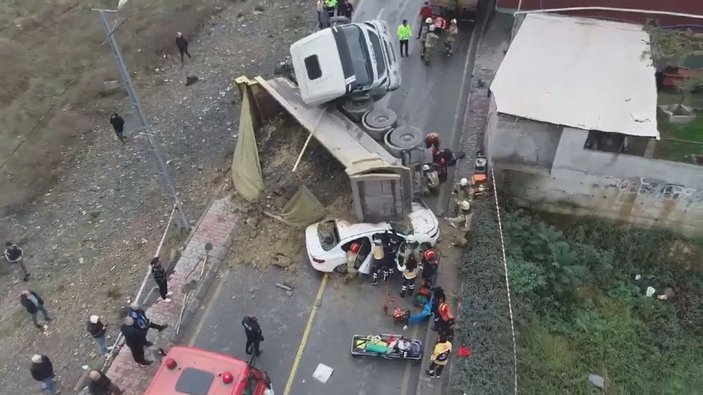 Başakşehir'de hafriyat kamyonu otomobilin üstüne devrildi -2 -4