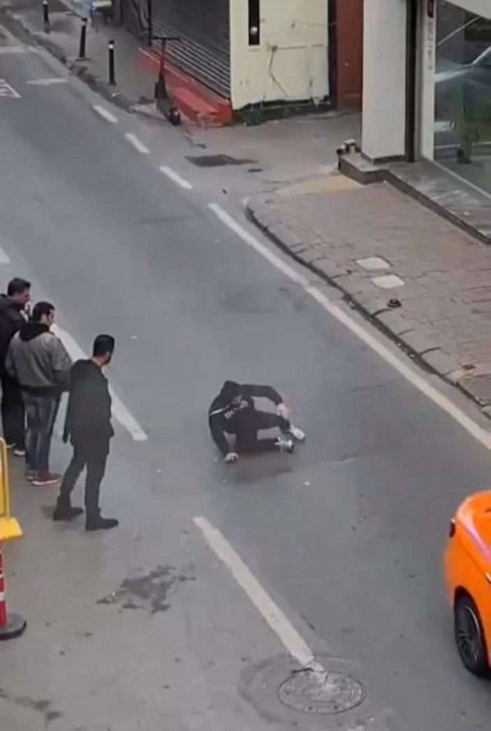 Beyoğlu'nda araçların önünü kesti, taksinin kaputunun üzerine yattı  -6