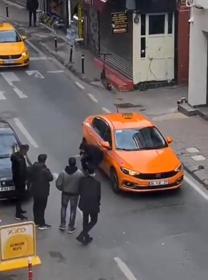 Beyoğlu'nda araçların önünü kesti, taksinin kaputunun üzerine yattı  -5