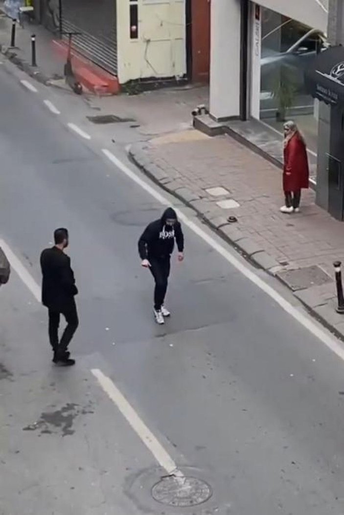 Beyoğlu'nda araçların önünü kesti, taksinin kaputunun üzerine yattı  -7