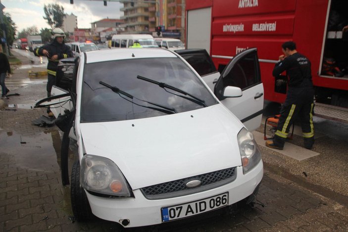 Antalya'da otomobiller çarpıştı: 1'i çocuk 5 yaralı -6