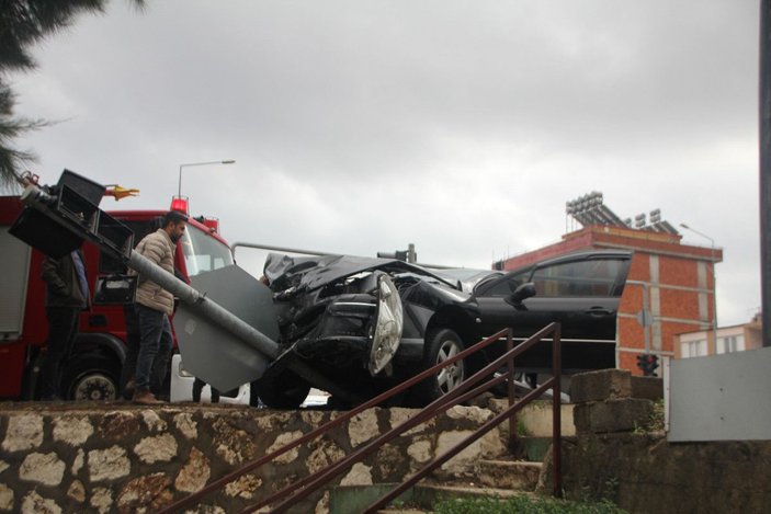 Antalya'da otomobiller çarpıştı: 1'i çocuk 5 yaralı -8