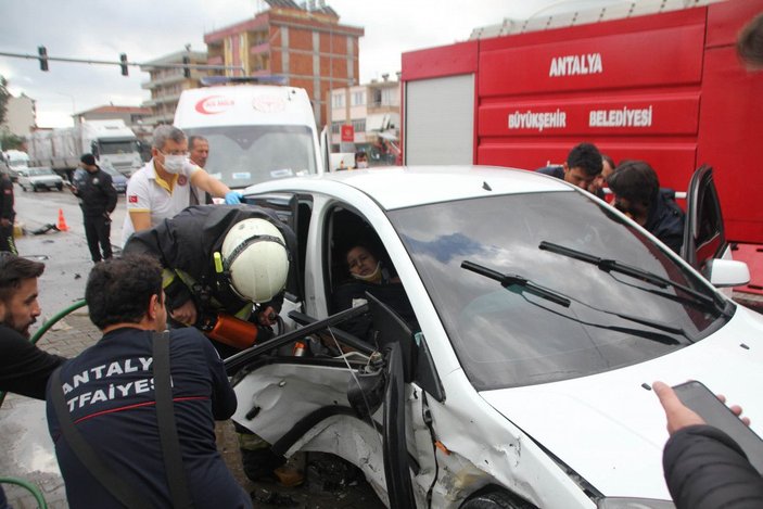 Antalya'da otomobiller çarpıştı: 1'i çocuk 5 yaralı -1