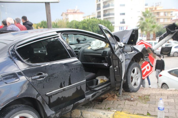 Antalya'da otomobiller çarpıştı: 1'i çocuk 5 yaralı -2