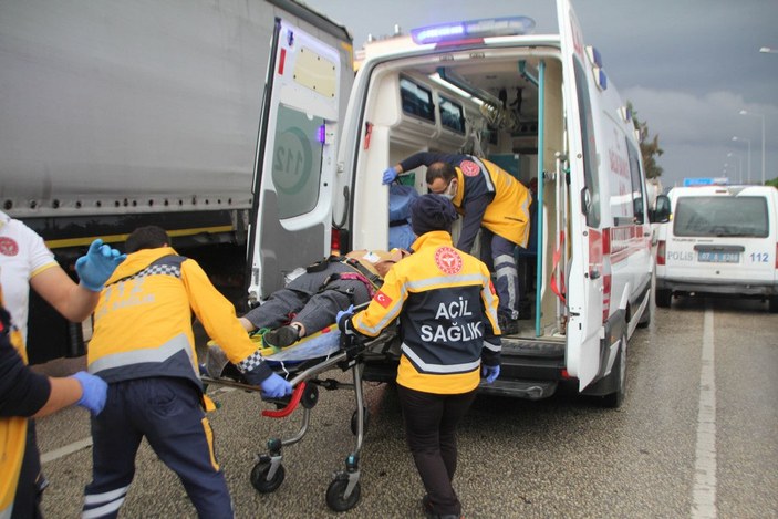 Antalya'da otomobiller çarpıştı: 1'i çocuk 5 yaralı -9