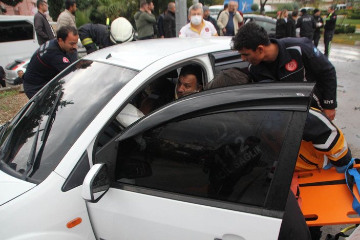 Antalya'da otomobiller çarpıştı: 1'i çocuk 5 yaralı -5