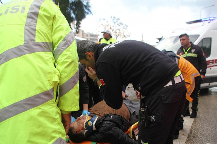 Antalya'da otomobiller çarpıştı: 1'i çocuk 5 yaralı -7