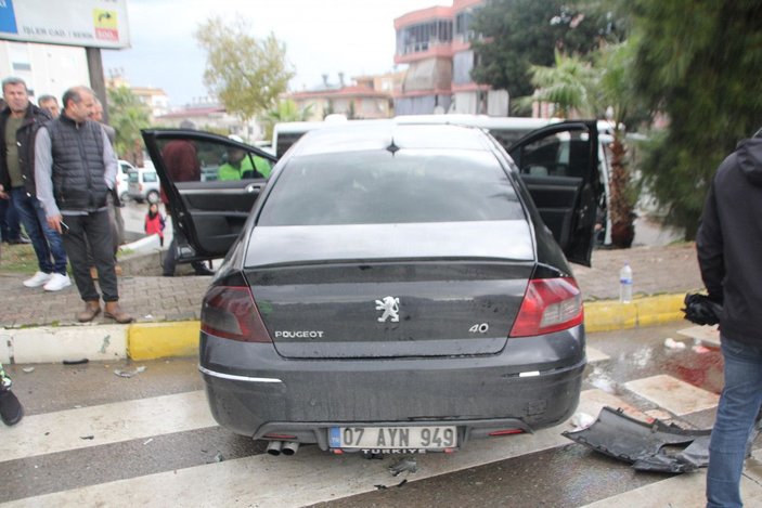 Antalya'da otomobiller çarpıştı: 1'i çocuk 5 yaralı -3