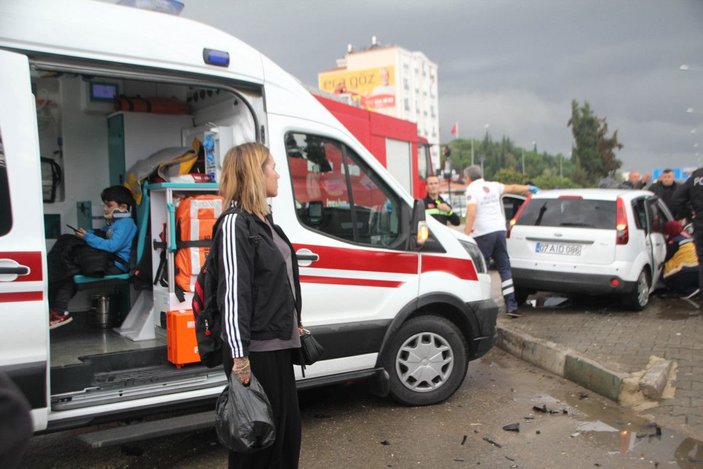 Antalya'da otomobiller çarpıştı: 1'i çocuk 5 yaralı -4