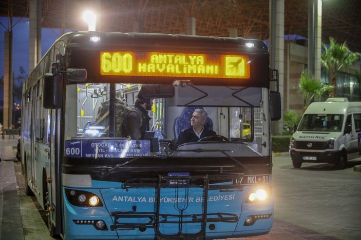 Halk otobüsü şoförü, fenalaşan yolcuya müdahale edip, hastaneye yetiştirdi -7
