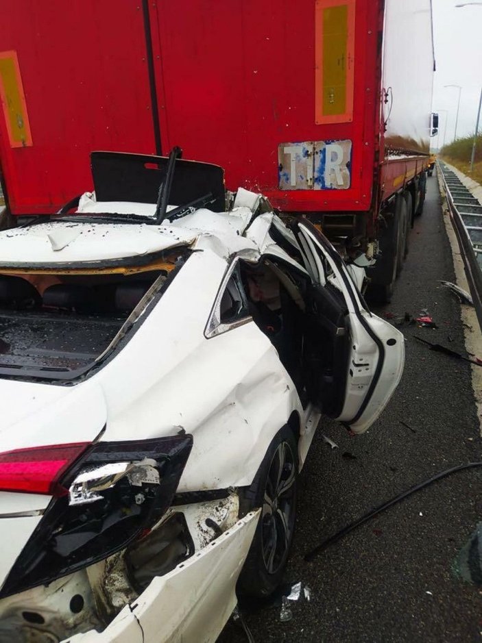 Manisa'da otomobil, TIR'a çarptı: 2 ölü, 2 yaralı -8