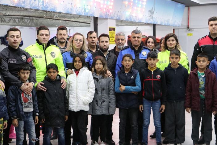 'Okula devam' sözü veren öğrenciler, polislerle eğlendi -6