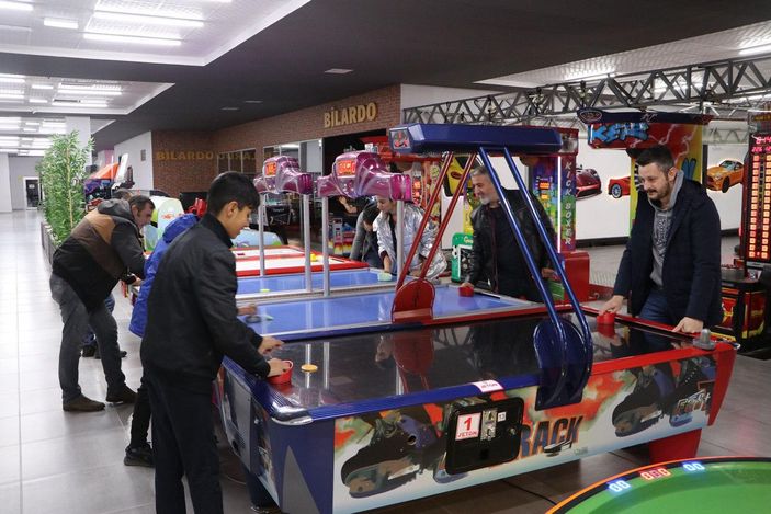 'Okula devam' sözü veren öğrenciler, polislerle eğlendi -8