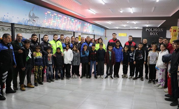 'Okula devam' sözü veren öğrenciler, polislerle eğlendi -7