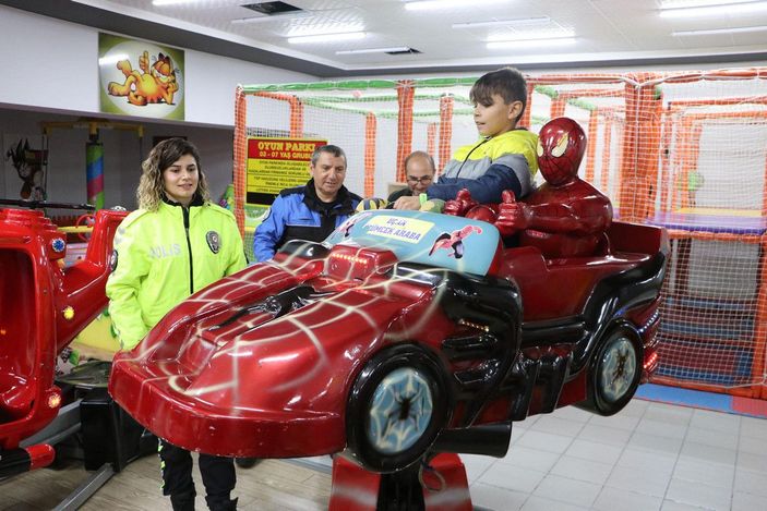 'Okula devam' sözü veren öğrenciler, polislerle eğlendi -3