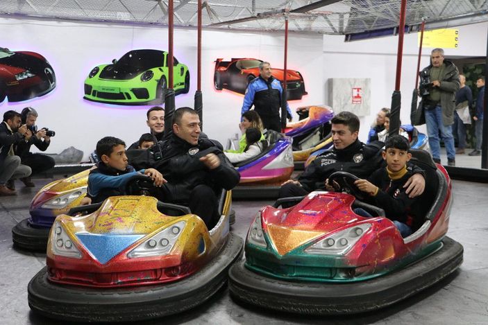 d 'Okula devam' sözü veren öğrenciler, polislerle eğlendi -1